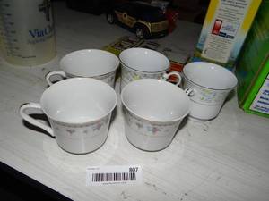 lot 807 image: Porcelain Cups