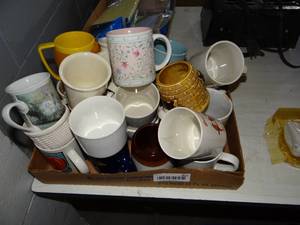 lot 812 image: Lot of Coffee Cups