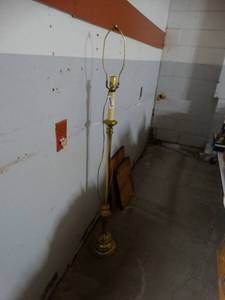 lot 815 image: Brass Floor Lamp
