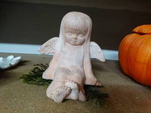 lot 818 image: Precious Shelf Sitter Angel