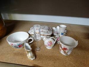 lot 819 image: Lot of Petite China