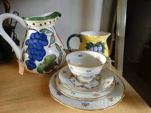 lot 837 image: Complete Tea Set and Pitchers