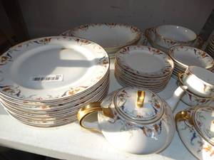 lot 841 image: Beautiful Set of Porcelain Dinnerware