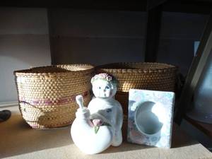 lot 846 image: Angel, Frame and 2 Matching Baskets