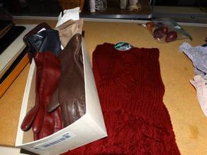lot 864 image: Several Pairs of Ladies Gloves and Scarve