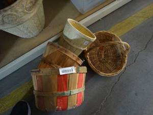 lot 870 image: Baskets and Planter