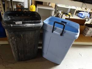 lot 910 image: 2 Trash Cans on Wheels