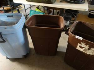 lot 913 image: 3 Large Trash Cans