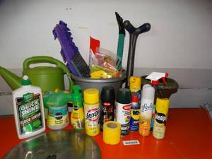 lot 918 image: Lot of Gardening and Cleaning Supplies