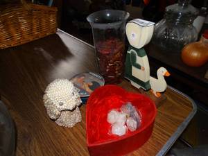 lot 943 image: Seashell Puppy and Other Decor Items