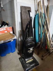 lot 949 image: Hoover Wind Tunnel Vacumn