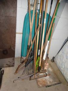 lot 950 image: Lot of Long Handled Tools
