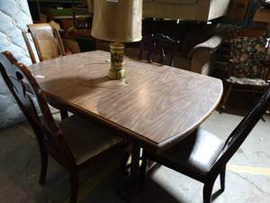lot 952 image: NiceDining Table w 4 Mismatched Chairs