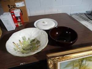 lot 960 image: Asst Bowls