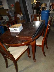 lot 967 image: Dining Table w 2 Leafs and 4 Mismatched Chairs