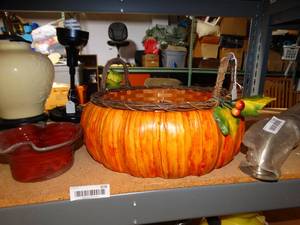 lot 976 image: Fall Decor Lot