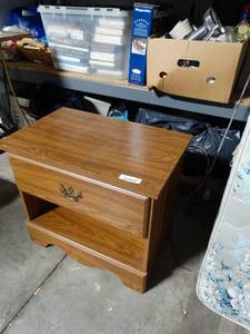 lot 1146 image: End Table w Drawer
