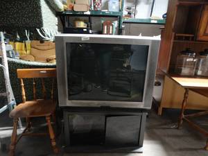lot 1164 image: Sony Triniton TV w Stand and Wood Chair