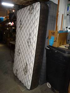 lot 1169 image: Extremely Nice Twin Mattress and Box spring set