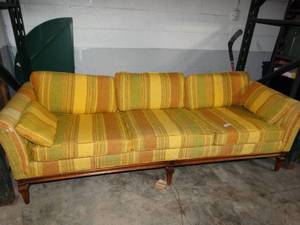 lot 1185 image: Nice Vintage Sofa