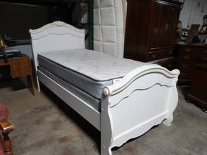 lot 1190 image: Beautiful Wood Bedframe w Sealy Mattress