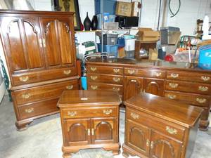 lot 1191 image: Ethan Allen 4 Piece Bedroom Set