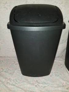 lot 6436 image: 1 Black Sterlite Trashcan With Flip cover