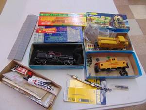 lot 3067 image: HO Scale Car pieces and parts