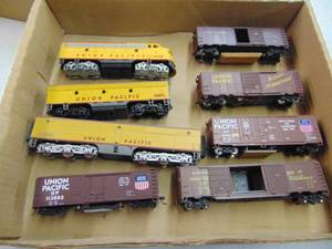 lot 3068 image: HO Scale Union Pacific Engines and Cars