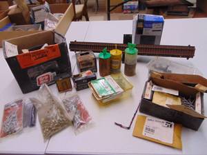 lot 3089 image: HO Scale Roundhouse Piece and misc. Hardware