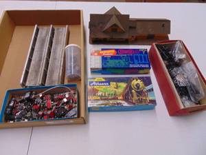 lot 3102 image: HO Scale Buildins, Switches, and Car Parts