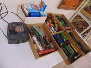 lot 3115 image: Large Lot of Misc. Box Cars, HO Scale cars and Train Pieces - all some type of damage