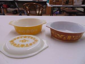 lot 3117 image: 2 Pyrex Casseroles , 1 Lid