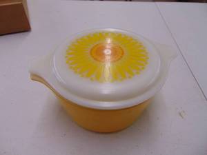lot 3118 image: Pyrex Sunflower Small Casserole with Lid