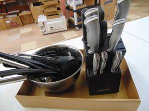 lot 3135 image: Knife Block and Kitchen Utensils