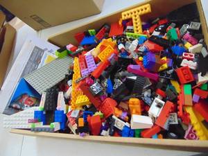 lot 3149 image: Lot of Legos