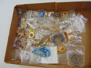 lot 3181 image: Misc. Costume Jewlery Pieces