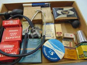 lot 3189 image: Vintage Tins and Boxes