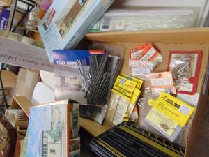 lot 3097 image: Misc. HO Scale Buildings and Scenery Pieces