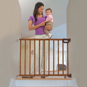 lot 4924 image: Summer Infant Deluxe Stairway Simple to Secure Gate