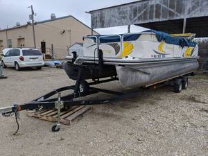 lot 889 image: Suncrusier By Lowe SS220 22ft Pontoon With Trailer And Motor