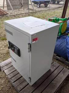 lot 907 image: Large Sentry Safe