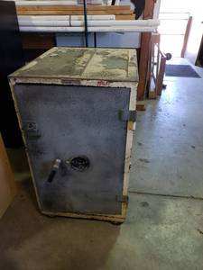 lot 2052 image: Lot (3) safes