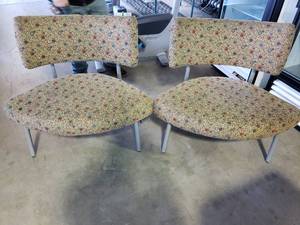 lot 2070 image: (2) chairs