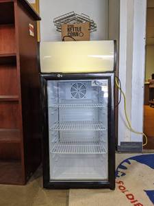 lot 2131 image: Avantco Refrigerated Display Cooler 360SC80