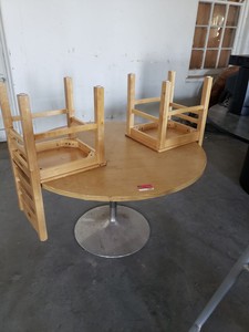 lot 7099 image: Table and (2) chairs
