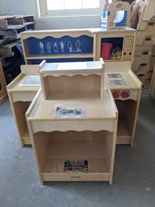 lot 7128 image: Kaplan Learning Childrens Play Kitchen And Assorted Toys