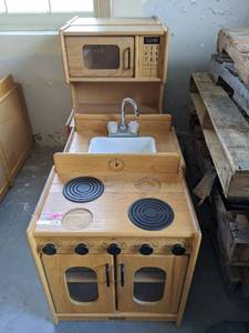 lot 7129 image: Kaplan Learning Childrens Play Kitchen Set