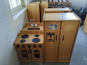 lot 7130 image: Kaplan Learning Childrens Play Kitchen Set