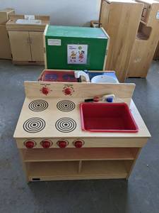 lot 7132 image: Childrens Play Kitchen Set